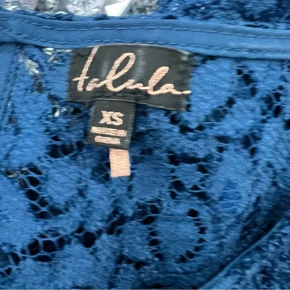 Talula Aritzia tank top lace navy blue keyhole opening tshirt tank top shirt - Picture 6 of 6